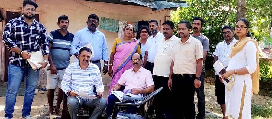 ಕೋಡಿ ಗ್ರಾಮಪಂಚಾಯಿತಿ ಜನತೆಯ ಬಹುಕಾಲದ ಬೇಡಿಕೆಯಾದ ಅನಾದಿ ಸ್ಥಳದ ಹಕ್ಕುಪತ್ರ ವಿತರಣೆಯ ಕುರಿತು ಬ್ರಹ್ಮಾವರ ತಹಶೀಲ್ದಾರ್ಶ್ರೀಕಾಂತ ಎಸ್ ಹೆಗ್ಡೆ ಗುರುವಾರ ಕೋಡಿಗೆ ಆಗಮಿಸಿದ ದಾಖಲೆ ಪರಿಶೀಲನೆ ನಡೆಸಿದರು.