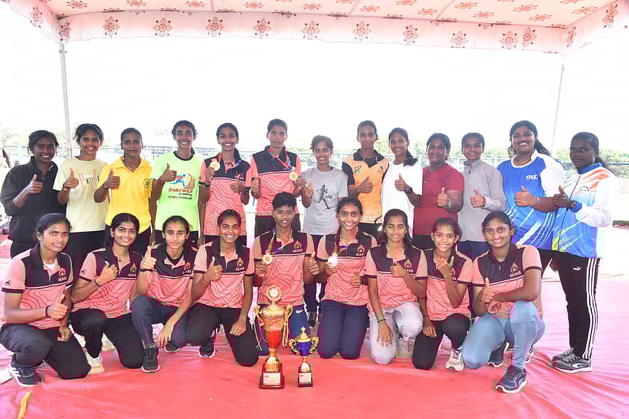 ಮೈಸೂರಿನ ಚಾಮುಂಡಿ ವಿಹಾರ ಕ್ರೀಡಾಂಗಣದಲ್ಲಿ ಶುಕ್ರವಾರ ಮುಕ್ತಾಯವಾದ 3 ದಿನಗಳ ಬಾಲಕಿಯರ ಅಥ್ಲೆಟಿಕ್ಸ್ ಕೂಟದಲ್ ಚಾಂಪಿಯನ್ ಆಗಿ ಹೊಮ್ಮಿದ ದಕ್ಷಿಣ ಕನ್ನಡ ಜಿಲ್ಲೆಯ ತಂಡದವರು ಟ್ರೋಫಿಯೊಂದಿಗೆ ಸಂಭ್ರಮಿಸಿದರು