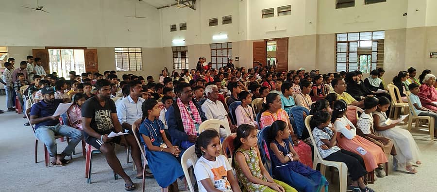 ಕೊಣನೂರು ಹೋಬಳಿಯ ಮರಿಯಾನಗರದಲ್ಲಿ ಅಲ್ಪಸಂಖ್ಯಾತ ಕಲ್ಯಾಣ ಇಲಾಖೆಯ ಅಧಿಕಾರಿ ಕಲ್ಲೇಶ್ ಸೌಲಭ್ಯಗಳ ಕುರಿತು ಜನರಿಗೆ ಮಾಹಿತಿ ನೀಡಿದರು