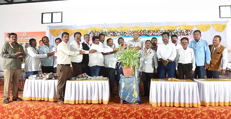 ಸುರಪುರದ ಸರ್ಕಾರಿ ಪ್ರಥಮ ದರ್ಜೆ ಕಾಲೇಜಿನಲ್ಲಿ ಶುಕ್ರವಾರ ಪಠ್ಯ ಮತ್ತು ಪಠ್ಯೇತರ ಚಟುವಟಿಕೆಗಳ ಉದ್ಘಾಟನಾ ಸಮಾರಂಭ ನಡೆಯಿತು