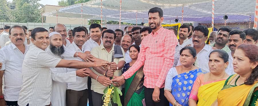 ಚನ್ನರಾಯಪಟ್ಟಣದಲ್ಲಿ ₹12 ಕೋಟಿ ವೆಚ್ಚದಲ್ಲಿ ನಿರ್ಮಿಸಲಿರುವ ವಾಣಿಜ್ಯ ಸಂಕೀರ್ಣದ ಕಾಮಗಾರಿಗೆ ಶಾಸಕ ಸಿ.ಎನ್. ಬಾಲಕೃಷ್ಣ ಶುಕ್ರವಾರ ಶಂಕುಸ್ಥಾಪನೆ ನೆರವೇರಿಸಿದರು. ಪುರಸಭಾಧ್ಯಕ್ಷ ಸಿ.ಎನ್. ಮೋಹನ್, ಎಸ್.ಎ. ಗಣೇಶ್, ಕವಿತಾ ಭಾಗವಹಿಸಿದ್ದರು