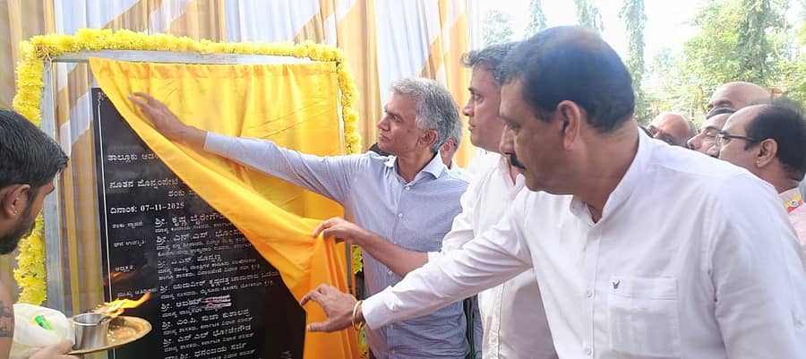ಪೊನ್ನಂಪೇಟೆಯಲ್ಲಿ ಪ್ರಜಾಸೌಧ ನಿರ್ಮಾಣಕ್ಕೆ ಕಂದಾಯ ಖಾತೆ ಸಚಿವ ಕೃಷ್ಣ ಬೈರೇಗೌಡ ಶುಕ್ರವಾರ ಶಿಲಾನ್ಯಾಸ ನೆರವೇರಿಸಿದರು
