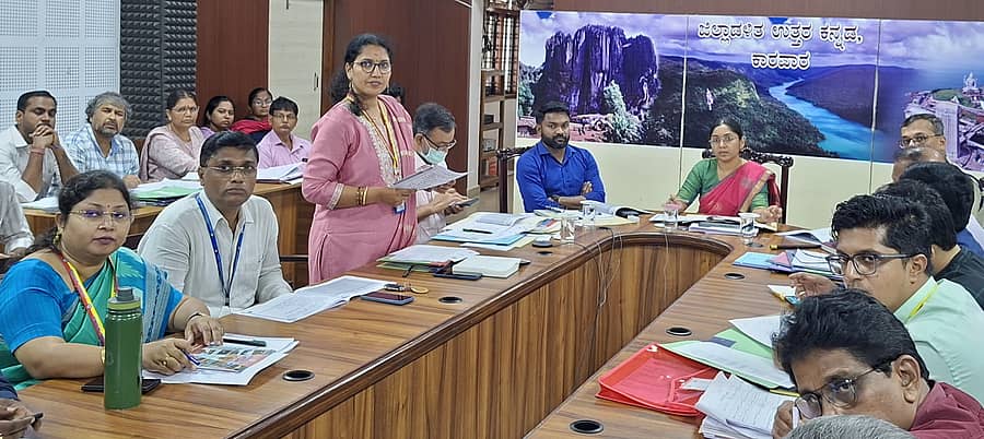 <div class="paragraphs"><p>ಜಿಲ್ಲಾಧಿಕಾರಿ ಕೆ.ಲಕ್ಷ್ಮಿಪ್ರಿಯಾ ಅಧ್ಯಕ್ಷತೆಯಲ್ಲಿ ಕಾರವಾರದ ಜಿಲ್ಲಾಧಿಕಾರಿ ಕಚೇರಿ ಸಭಾಂಗಣದಲ್ಲಿ ನಡೆದ ಆರೋಗ್ಯ ಇಲಾಖೆ ಅಧಿಕಾರಿಗಳ ಸಭೆಯಲ್ಲಿ ಜಿಲ್ಲಾ ಸರ್ವೇಕ್ಷಣಾ ಅಧಿಕಾರಿ ಡಾ.ಅರ್ಚನಾ ನಾಯಕ ಮಾತನಾಡಿದರು. ಜಿಲ್ಲಾ ಪಂಚಾಯಿತಿ ಸಿಇಒ ಡಾ.ದಿಲೀಷ್ ಶಶಿ, ಇತರ ಅಧಿಕಾರಿಗಳು ಪಾಲ್ಗೊಂಡಿದ್ದರು.</p></div>