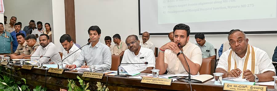 ಮೈಸೂರಿನ ಜಿಲ್ಲಾ ಪಂಚಾಯಿತಿ ಸಭಾಂಗಣದಲ್ಲಿ ಕೇಂದ್ರ ಸಚಿವ ಎಚ್.ಡಿ.ಕುಮಾರಸ್ವಾಮಿ ಅಧ್ಯಕ್ಷತೆಯಲ್ಲಿ ಶುಕ್ರವಾರ ನಡೆದ ‘ದಿಶಾ’ ಸಭೆಯಲ್ಲಿ ಸಂಸದ ಯದುವೀರ್ ಕೃಷ್ಣದತ್ತ ಚಾಮರಾಜ ಒಡೆಯರ್ ಮಾತನಾಡಿದರು. ಸುಂದರ್ರಾಜ್, ವಿಷ್ಣುವರ್ಧನ್, ಎಸ್.ಯುಕೇಶ್ಕುಮಾರ್, ಜಿ.ಡಿ.ಹರೀಶ್ಗೌಡ, ಜಿ.ಲಕ್ಷ್ಮಿಕಾಂತರೆಡ್ಡಿ, ಟಿ.ಎಸ್.ಶ್ರೀವತ್ಸ ಪಾಲ್ಗೊಂಡಿದ್ದರು ಪ್ರಜಾವಾಣಿ ಚಿತ್ರ