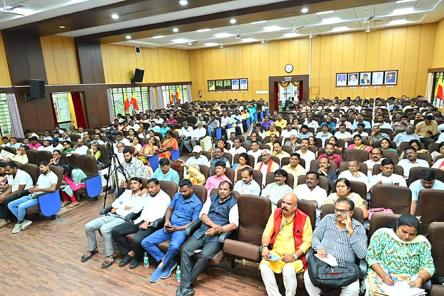 ಕನ್ನಡ ಅಭಿವೃದ್ಧಿ ಪ್ರಾಧಿಕಾರ ಶುಕ್ರವಾರ ಆಯೋಜಿಸಿದ್ದ ರಾಜ್ಯ ಮಟ್ಟದ ಕಮ್ಮಟದಲ್ಲಿ ಕನ್ನಡ ಜಾಗೃತಿ ಸಮಿತಿ ಸದಸ್ಯರು ಪಾಲ್ಗೊಂಡಿದ್ದರು.