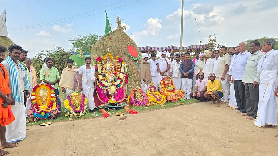 ತುರುವನೂರು ಹೋಬಳಿಯ ಬೆಳಗಟ್ಟ ಗ್ರಾಮದಲ್ಲಿ ಶುಕ್ರವಾರ ನಡೆದ ಸೂರ್ಯಯರಘಟ್ಟ ಸ್ವಾಮಿಯ ಎತ್ತಿನ ಜಾತ್ರೆಯಲ್ಲಿ ಶಾಸಕ ಟಿ. ರಘುಮೂರ್ತಿ ಪಾಲ್ಗೊಂಡರು 