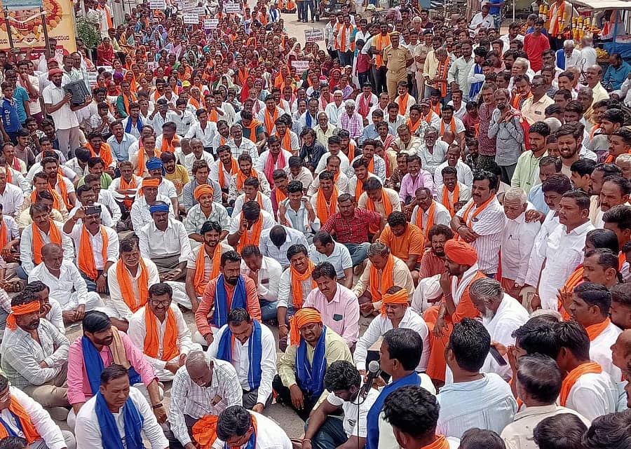 ಕುಕನುರಿನ ವೀರಭದ್ರಪ್ಪ ವೃತ್ತದಲ್ಲಿ ‘ಗುದ್ನೇಶ್ವರ ಜಾಗ ಉಳಿಸಿ’ ಹೋರಾಟಗಾರರು ನಡೆಸಿದ ಬಹಿರಂಗ ಸಭೆಯಲ್ಲಿ ಸೇರಿದ್ದ ಜನ