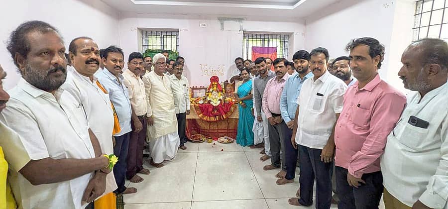 ಸಿಂಧನೂರಿನಲ್ಲಿ ಶಾಸಕ ಹಂಪನಗೌಡ ಬಾದರ್ಲಿ ಅವರು ಪ್ರವಾಸಿ ಮಂದಿರದ ಆವರಣದ ಕಟ್ಟಡದಲ್ಲಿ ತಮ್ಮ ಅಧಿಕೃತ ಕಚೇರಿ ಉದ್ಘಾಟಿಸಿದರು