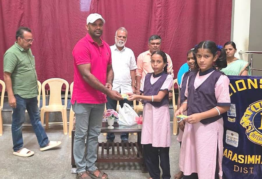 ನರಸಿಂಹರಾಜಪುರ ತಾಲ್ಲೂಕು ಅಳಲಗೆರೆ ಗ್ರಾಮದಲ್ಲಿರುವ ಕಿತ್ತೂರು ರಾಣಿ ಚನ್ನಮ್ಮ ವಸತಿ ಶಾಲೆಯಲ್ಲಿ ಲಯನ್ಸ್ ಕ್ಲಬ್ ವತಿಯಿಂದ ಆಯೋಜಿಸಿದ್ದ ಪೀಸ್ ಪೋಸ್ಟರ್ ಕಾರ್ಯಕ್ರಮದಲ್ಲಿ ಭಾಗವಹಿಸಿದ್ದ ಮಕ್ಕಳಿಗೆ ನೆನಪಿನ ಕಾಣಿಕೆ ವಿತರಿಸಲಾಯಿತು