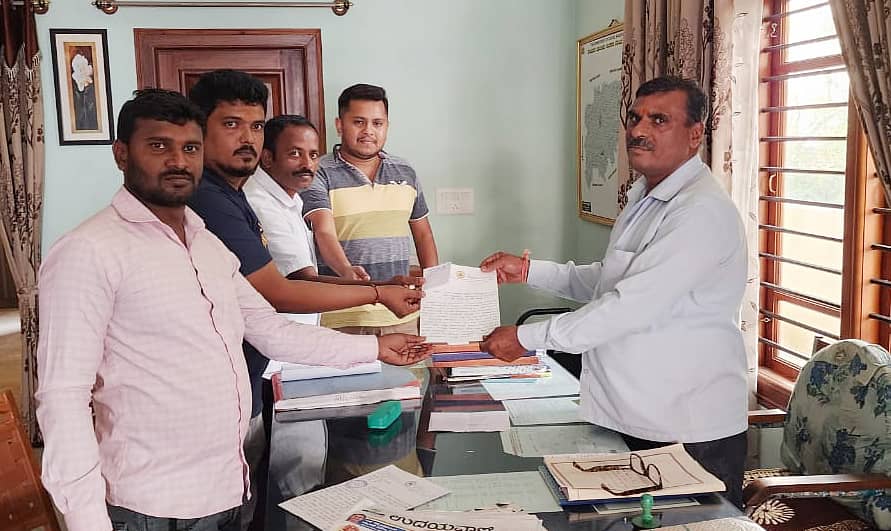 ಬೇಲೂರಿನಲ್ಲಿ ಅಬಕಾರಿ ನಿಯಮಗಳನ್ನು ಮೀರಿದ ಮದ್ಯದಂಗಡಿಗಳ ವಿರುದ್ಧ ಸೂಕ್ತ ಕಾನೂನು ಕ್ರಮ ಕೈಗೊಳ್ಳಬೇಕೆಂದು ಆಗ್ರಹಿಸಿ ಕೆಡಿಪಿ ಸದಸ್ಯರಾದ ಚೇತನ್.ಸಿ.ಗೌಡ, ನಂದೀಶ್ ಹಾಗೂ ನವೀನ್ ಅಭಕಾರಿ ಅಧಿಕಾರಿಗೆ ದೂರು ಸಲ್ಲಿಸಿದರು