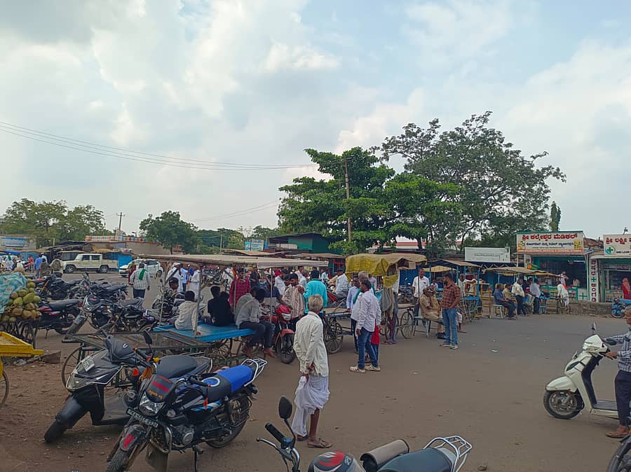 ಲೋಕಾಪಪುರದಲ್ಲಿ ರೈತರು ರಾಜ್ಯ ಹೆದ್ದಾರಿಯನ್ನು ಬಂದ್ ಮಾಡಿ ಪ್ರತಭಟನೆ ಮಾಡಿದರು.