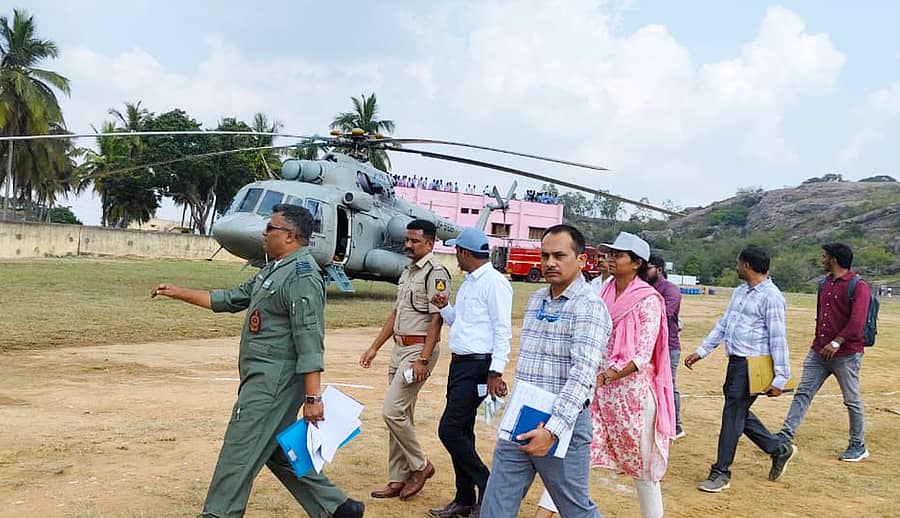 ಮೇಲುಕೋಟೆಗೆ ಉಪರಾಷ್ಟ್ರಪತಿ ಸಿ.ಪಿ.ರಾಧಾಕೃಷ್ಣನ್ ಅವರು ನ.9ರಂದು ಭೇಟಿ ನೀಡುತ್ತಿರುವ ಹಿನ್ನೆಲೆಯಲ್ಲಿ ಜಿಲ್ಲಾಧಿಕಾರಿ ಕುಮಾರ ನೇತೃತ್ವದ ತಂಡ ಶುಕ್ರವಾರ ಹೆಲಿಕಾಪ್ಟರ್ ಲ್ಯಾಂಡಿಂಗ್ ಸ್ಥಳದಲ್ಲಿ ಭದ್ರತಾ ಪರಿಶೀಲನೆ ನಡೆಸಿತು –ಪ್ರಜಾವಾಣಿ ಚಿತ್ರ