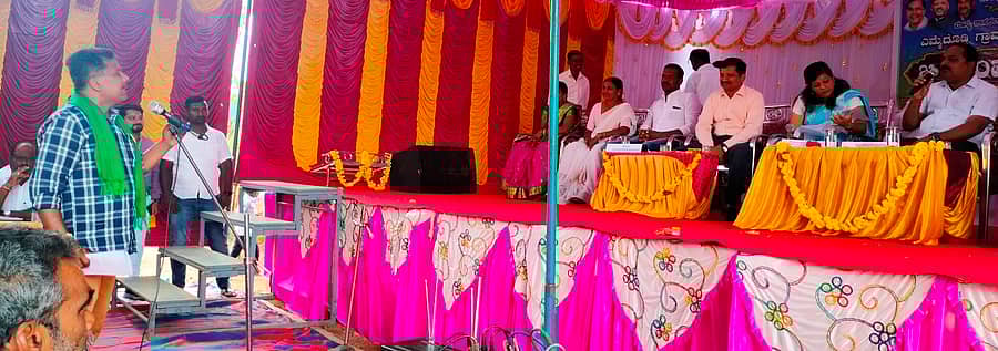 ಕಡೂರು ತಾಲ್ಲೂಕು ಎಮ್ಮೆದೊಡ್ಡಿಯಲ್ಲಿ ಶುಕ್ರವಾರ ‘ಶಾಸಕರ ನಡೆ ಪಂಚಾಯಿತಿ ಕಡೆ’ ಅಂಗವಾಗಿ ಜನಸಂಪರ್ಕ ಸಭೆಯಲ್ಲಿ ಶಾಸಕ ಆನಂದ್ ರೈತರೊಬ್ಬರ ಪ್ರಶ್ನೆಗೆ ಉತ್ತರಿಸಿದರು. ತಹಶೀಲ್ದಾರ್ ಪೂರ್ಣಿಮಾ, ಇಒ ಪ್ರವೀಣ್ ಇದ್ದರು