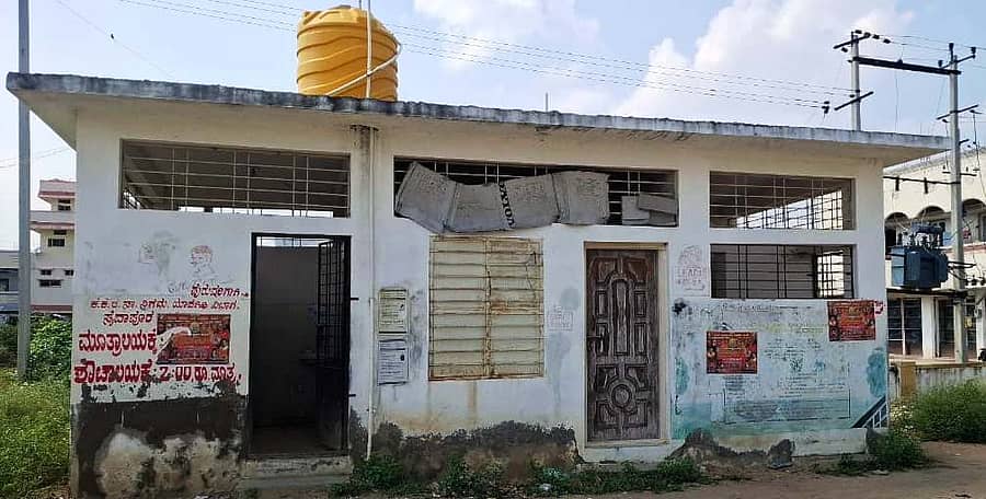 ಸೈದಾಪುರ ಪಟ್ಟಣದ ಕೇಂದ್ರ ಬಸ್ ನಿಲ್ದಾಣದಲ್ಲಿರುವ ಶೌಚಾಲಯಕ್ಕೆ ಬೀಗ ಹಾಕಿರುವುದು