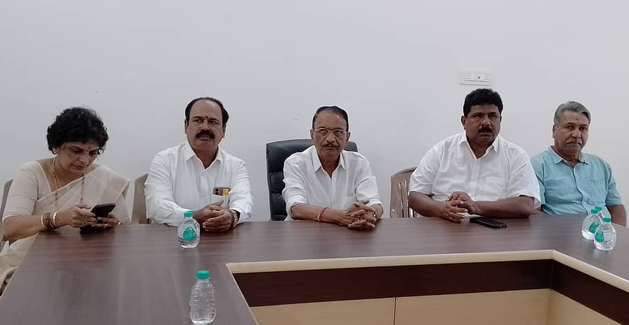 ಶಿರಸಿಯಲ್ಲಿ ಗ್ಯಾರಂಟಿ ಯೋಜನೆ ಅನುಷ್ಠಾನ ಸಮಿತಿ ಪದಾಧಿಕಾರಿಗಳ ಸಭೆಯಲ್ಲಿ ಎಸ್.ಆರ್.ಪಾಟೀಲ ಮಾತನಾಡಿದರು