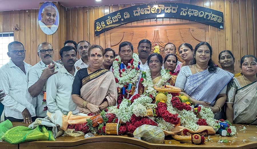 ಹೊಳೆನರಸೀಪುರ ಪುರಸಭೆಯ ನೂತನ ಅಧ್ಯಕ್ಷ ಎ. ಜಗನ್ನಾಥ್ ಅವರನ್ನು ಪುರಸಭೆಯ ಸದಸ್ಯರು, ಅಭಿಮಾನಿಗಳು, ಮುಖ್ಯಾಧಿಕಾರಿ, ಸಿಬ್ಬಂದಿ ಹಾಗೂ ಕುಟುಂಬ ಸದಸ್ಯರು ಅಭಿನಂದಿಸಿದರು