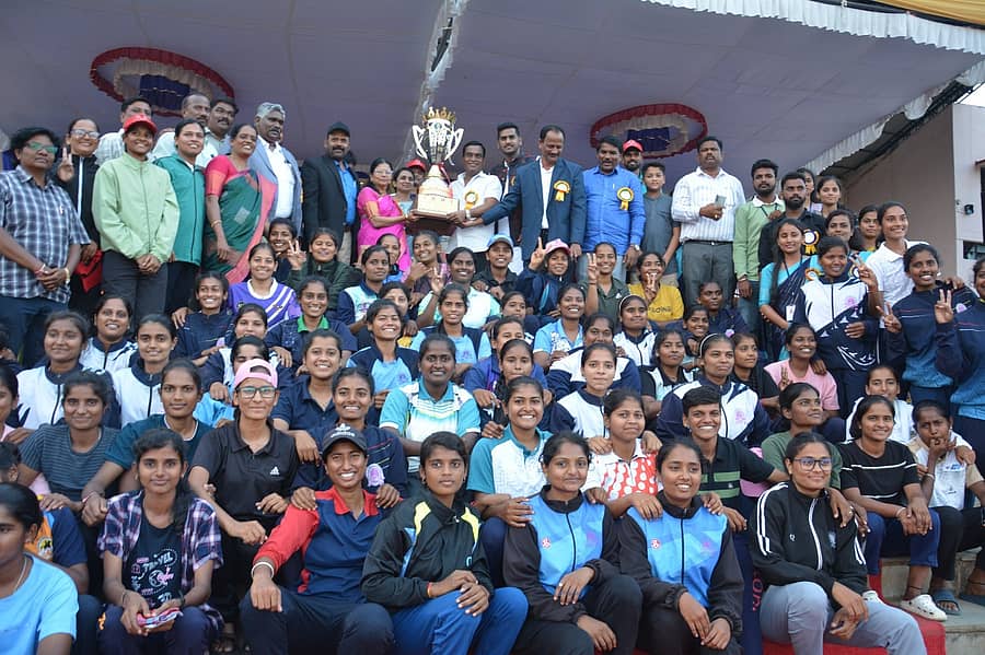 ಕಲಬುರಗಿಯಲ್ಲಿ ನಡೆದ 19ನೇ ಅಂತರ ಮಹಿಳಾ ಮಹಾವಿದ್ಯಾಲಯಗಳ ಅಥ್ಲೆಟಿಕ್ಸ್ ಕ್ರೀಡಾಕೂಟದಲ್ಲಿ ವಿಜಯಪುರದ ಕರ್ನಾಟಕ ರಾಜ್ಯ ಅಕ್ಕಮಹಾದೇವಿ ಮಹಿಳಾ ವಿಶ್ವವಿದ್ಯಾಲಯ ಕ್ರೀಡಾಪಟುಗಳಿಗೆ ಸಮಗ್ರ ವೀರಾಗ್ರಣಿ ಪ್ರಶಸ್ತಿಯ ಟ್ರೋಫಿ ವಿತರಿಸಲಾಯಿತು