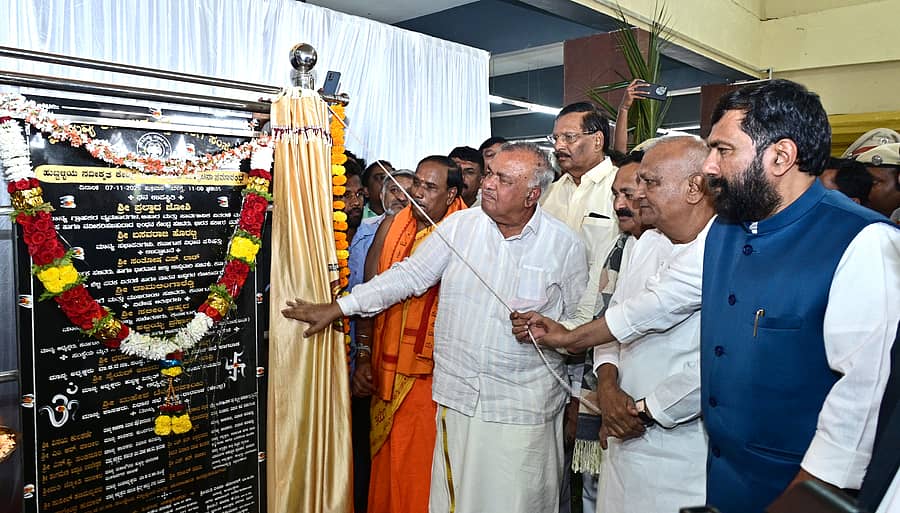 ಹುಬ್ಬಳ್ಳಿಯ ಗೋಕುಲ ರಸ್ತೆಯಲ್ಲಿ ನವೀಕೃತ ಕೇಂದ್ರ ಬಸ್ ನಿಲ್ದಾಣವನ್ನು ಸಾರಿಗೆ ಸಚಿವ ರಾಮಲಿಂಗಾ ರೆಡ್ಡಿ ಉದ್ಘಾಟಿಸಿದರು. ಸಚಿವ ಸಂತೋಷ ಲಾಡ್ ಹಾಗೂ ಗಣ್ಯರು ಪಾಲ್ಗೊಂಡಿದ್ದರು