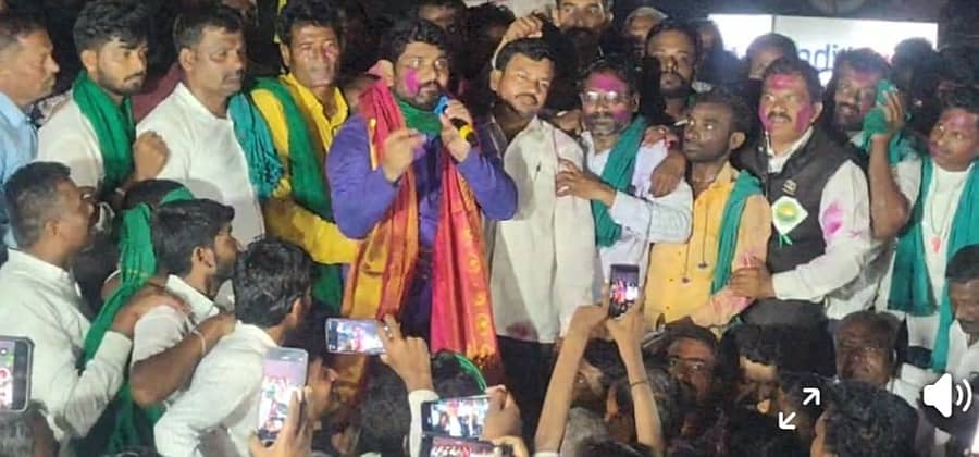 <div class="paragraphs"><p>ಮೂಡಲಗಿ ತಾಲ್ಲೂಕಿನ ಗುರ್ಲಾಪುರ ಕ್ರಾಸ್‌ ಬಳಿ ವಿಜಯೋತ್ಸವ ಆಚರಿಸಿ ರೈತ ಮುಖಂಡ ಶಶಿಕಾಂತ ಗುರೂಜಿ ಮಾತನಾಡಿದರು .&nbsp;</p></div>