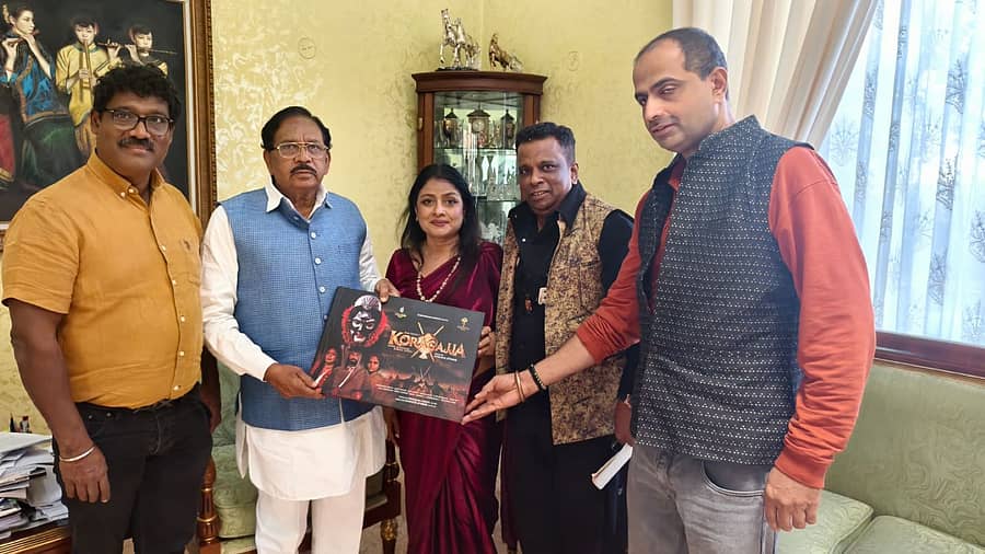 ‘ಕೊರಗಜ್ಜ’ ಚಿತ್ರ ತಂಡದವರು ಗೃಹ ಸಚಿವ ಜಿ. ಪರಮೇಶ್ವರ್ ಅವರನ್ನು ಭೇಟಿ ಮಾಡಿದರು