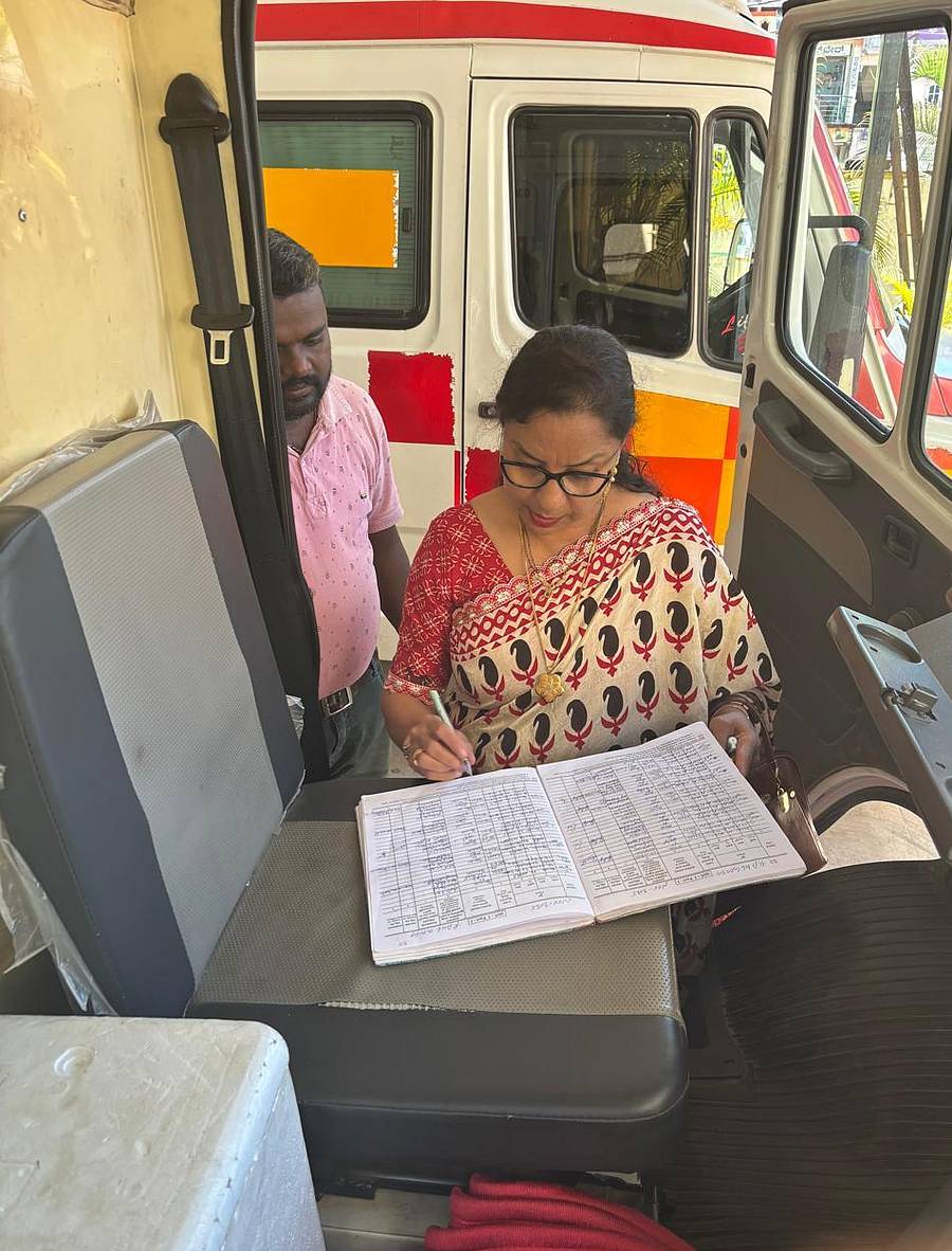 ಆಲೂರು ಸಾರ್ವಜನಿಕ ಆಸ್ಪತ್ರೆಯಲ್ಲಿರುವ ಆಂಬುಲೆನ್ಸ್ಗಳಲ್ಲಿರಬೇಕಾದ ಅಗತ್ಯ ಔಷಧಿ ಪರಿಕರಗಳನ್ನು ತಾಲ್ಲೂಕು ಆರೋಗ್ಯಾಧಿಕಾರಿ ಡಾ. ನಿಸಾರ್ಫಾತಿಮ ಪರಿಶೀಲನೆ ನಡೆಸಿದರು