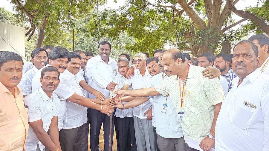 ಅಳವಂಡಿ ಸಮೀಪದ ಹಿರೇಸಿಂದೋಗಿ ಗ್ರಾಮದಲ್ಲಿ 50 ಹಾಸಿಗೆಯ ಸಮುದಾಯ ಆರೋಗ್ಯ ಕೇಂದ್ರಕ್ಕೆ ಶಾಸಕ ರಾಘವೇಂದ್ರ ಹಿಟ್ನಾಳ ಭೂಮಿಪೂಜೆ ನೇರವೇರಿಸಿದರು