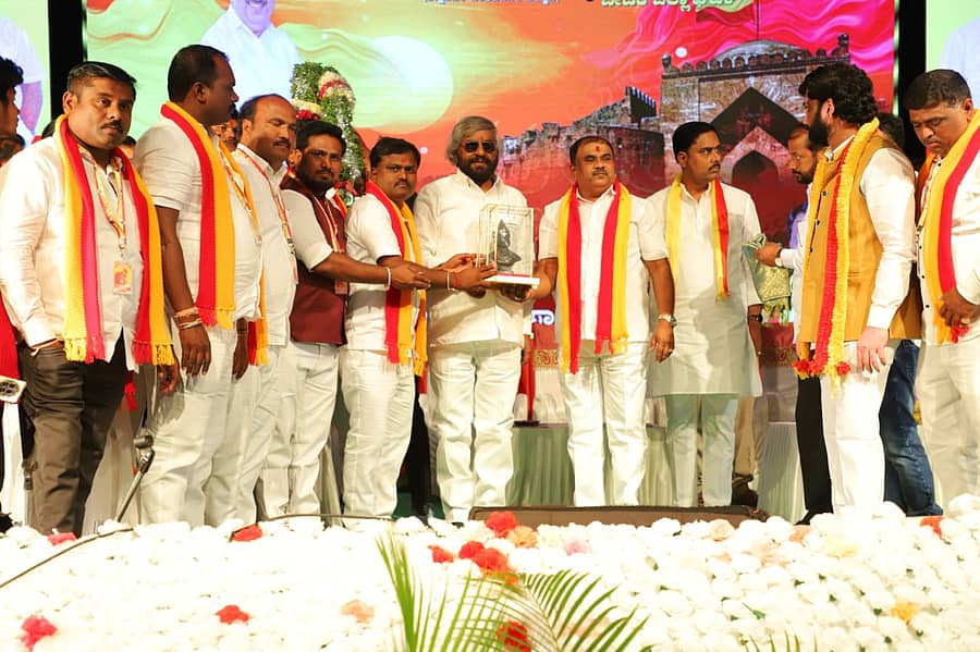 ಬೀದರ್ನಲ್ಲಿ ಶುಕ್ರವಾರ ನಡೆದ ಕನ್ನಡ ದೀಕ್ಷೆ ಪ್ರತಿಜ್ಞೆ ಸ್ವೀಕಾರ ಸಮಾರಂಭವನ್ನು ಜಿಲ್ಲಾ ಉಸ್ತುವಾರಿ ಸಚಿವ ಈಶ್ವರ ಖಂಡ್ರೆ ದೀಪ ಬೆಳಗಿಸುವ ಮೂಲಕ ಉದ್ಘಾಟಿಸಿದರು. ಟಿ.ಎ.ನಾರಾಯಣಗೌಡ ಹಾಜರಿದ್ದರು