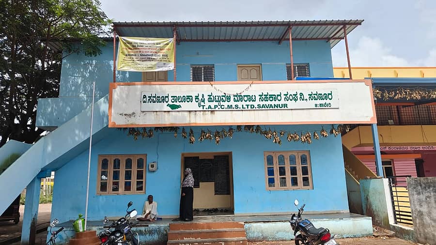 <div class="paragraphs"><p>ಹಾವೇರಿ ಜಿಲ್ಲೆಯ ಸವಣೂರು ಎಪಿಎಂಸಿ ಆವರಣದಲ್ಲಿರುವ ಬೆಂಬಲ ಬೆಲೆ ಖರೀದಿ ಕೇಂದ್ರ</p></div>