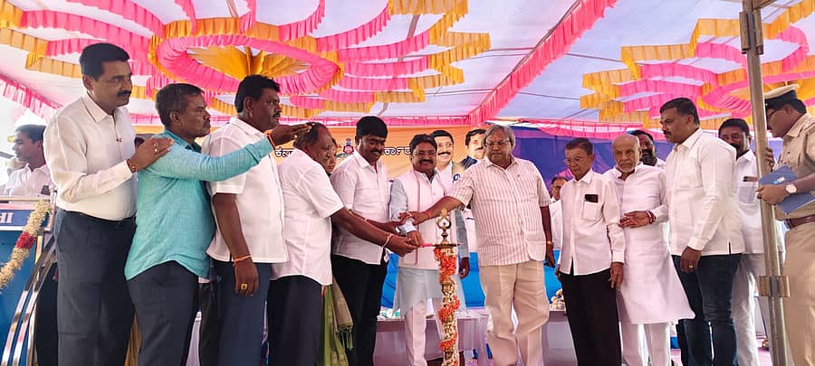 ಬಂಗಾರಪೇಟೆ ನಗರದ ಪುರಸಭೆ ಕಚೇರಿಯ ಆವರಣದಲ್ಲಿ ಶುಕ್ರವಾರ ನಡೆದ ಸ್ಥಳೀಯ ಯೋಜನಾ ಪ್ರಾಧಿಕಾರದ ಅಧ್ಯಕ್ಷ ಅಧಿಕಾರಿ ಸ್ವೀಕಾರ ಸಮಾರಂಭ ಗನ್ಯರು ದೀಪ ಬೆಳಗಿಸುವ ಮೂಲಕ ಉದ್ಘಾಟಿಸಿದರು. ಶಾಸಕ ಎಸ್.ಎನ್.ನಾರಾಯಣಸ್ವಾಮಿ ಇತರರು ಇದ್ದರು 