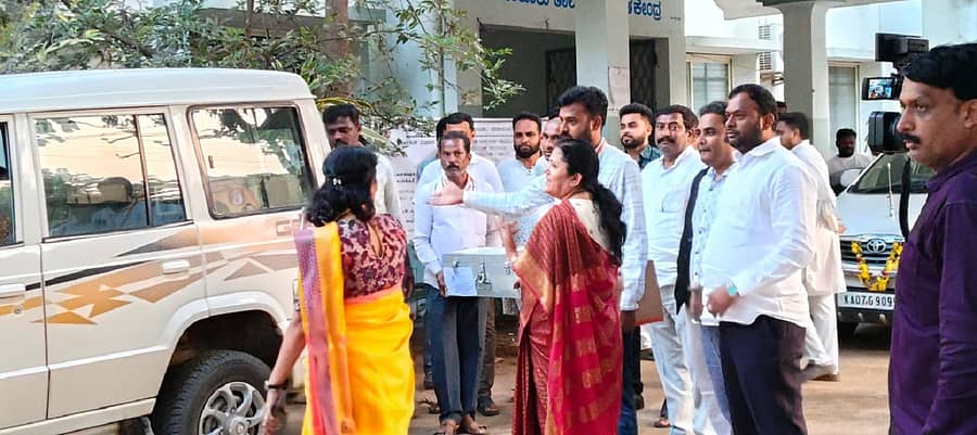 ಮಾಲೂರಿನ ಉಪಖಜಾನೆಯಿಂದ ಕೆಲ ದಾಖಲೆಗಳನ್ನು ಹೆಚ್ಚುವರಿ ಜಿಲ್ಲಾಧಿಕಾರಿ ಎಸ್.ಎಂ.ಮಂಗಳಾ ನೇತೃತ್ವದಲ್ಲಿ ಅಭ್ಯರ್ಥಿಗಳ ಸಮ್ಮುಖದಲ್ಲಿ ಪೊಲೀಸ್ ಭದ್ರತೆಯಲ್ಲಿ ಕೋಲಾರಕ್ಕೆ ಸಾಗಿಸಲಾಯಿತು