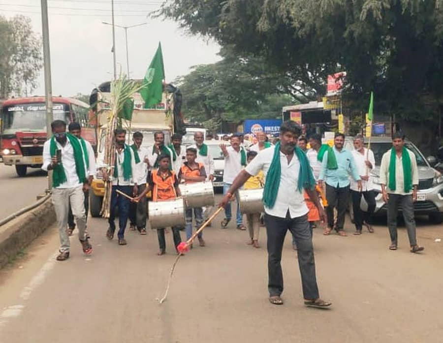 ಬೈಲಹೊಂಗಲದಲ್ಲಿ ರೈತರು ಐದನೇ ದಿನದ ಧರಣಿ ಮುಂದುವರಿಸಿ ಶುಕ್ರವಾರ ಬಾರಕೋಲು ಚಳವಳಿ ನಡೆಸಿದರು