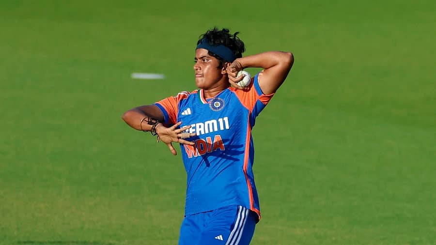 <div class="paragraphs"><p>ಭಾರತೀಯ ಮಹಿಳಾ ಕ್ರಿಕೆಟ್ ತಂಡದ ಸ್ಪಿನ್ ಬೌಲರ್ ಶ್ರೀ ಚರಣಿ</p></div>