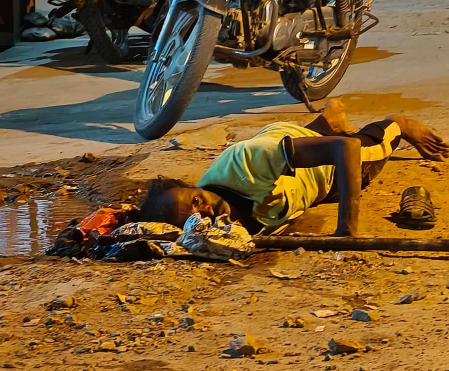 ಹಾವೇರಿಯ ಎಂ.ಜಿ.ರಸ್ತೆ ಬಳಿ ಶುಕ್ರವಾರ ರಾತ್ರಿ ನೆಲದ ಮೇಲೆ ಮಲಗಿ ನೀರಿನ ವಾಲ್ವ್ ಸರಿಪಡಿಸಿದ ನೀರಗಂಟಿ