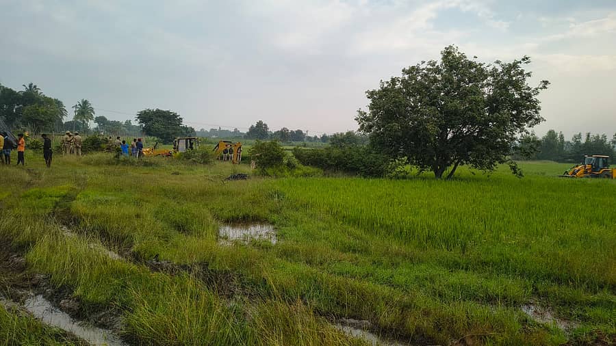 ಮುಳಬಾಗಿಲು ತಾಲ್ಲೂಕಿನ ಕುನಿಬಂಡೆ ಬಳಿ ಅರಣ್ಯ ಪ್ರದೇಶದಲ್ಲಿ ಒತ್ತುವರಿ ತೆರವು ಕಾರ್ಯಾಚರಣೆ ನಡೆಯಿತು