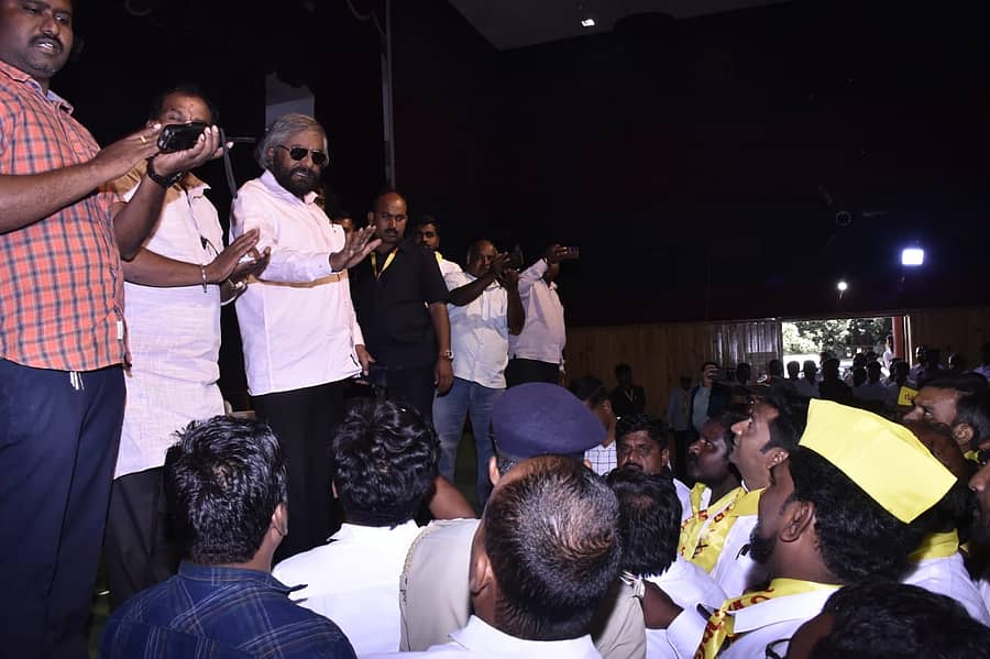 <div class="paragraphs"><p>ಬೀದರ್ ನಗರದಲ್ಲಿ ಪ್ರತಿಭಟನಕಾರರನ್ನು ಸಚಿವ ಈಶ್ವರ ಖಂಡ್ರೆ ಸಮಾಧಾನಪಡಿಸಿದರು</p></div>