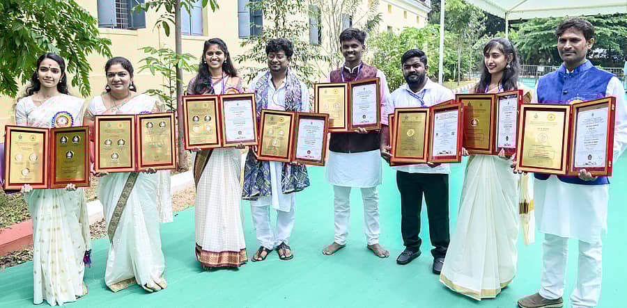 ಚಿನ್ನದ ಪದಕದೊಂದಿಗೆ ವಿ. ಲತಾ (5), ಎ. ಶ್ರಾವ್ಯ (6), ಪಿ. ಪುನೀತಾ (5), ಡಿ.ಎನ್. ಇಂದ್ರಕುಮಾರ್ (3), ಎಂ. ಸಂಜಯ್ (2), ಎಸ್. ಶ್ರೀಕಾಂತ್, ಎಂ.ಬಿ. ಸುಜನಾ (1) ಹಾಗೂ ಸಿ. ನಂಜುಂಡ ಸ್ವಾಮಿ (1) – ಪ್ರಜಾವಾಣಿ ಚಿತ್ರ