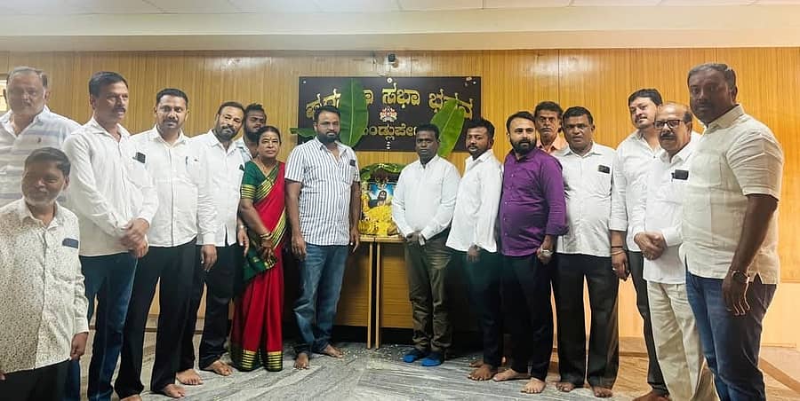 ಗುಂಡ್ಲುಪೇಟೆ ಪುರಸಭೆಯಲ್ಲಿ ನಡೆದ ಕನಕದಾಸ ಜಯಂತಿ ಕಾರ್ಯಕ್ರಮದಲ್ಲಿ ಅಧ್ಯಕ್ಷ ಶಶಿಧರ್ ಪಿ.ದೀಪು ಪುಷ್ಪಾರ್ಚನೆ ನೆರವೇರಿಸಿದರು