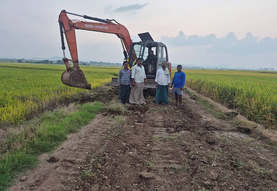 ಕಂಪ್ಲಿ ತಾಲ್ಲೂಕು ದೇವಸಮುದ್ರ ಗ್ರಾಮದ ಹೊರವಲಯದಲ್ಲಿ ಹದಗೆಟ್ಟಿದ್ದ ಚಿಕ್ಕಜಾಯಗನೂರು ಕೂಡು ಮಾಗಾಣಿ ರಸ್ತೆಯನ್ನು ರೈತರು ₹2 ಲಕ್ಷ ವೆಚ್ಚದಲ್ಲಿ ಹಿಟಾಚಿ ಯಂತ್ರದಿಂದ ದುರಸ್ತಿ ಮಾಡಿಸಿಕೊಂಡಿದ್ದಾರೆ