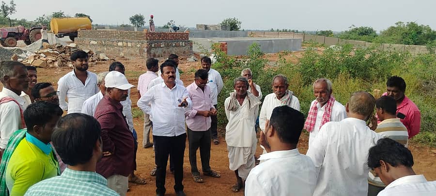 <div class="paragraphs"><p>ನಾಲತವಾಡ ಸಮೀಪದ ಸಿದ್ದಾಪುರ (ನಾಗಬೇನಾಳ) ಖಾಸಗಿ ಜಮೀನಿನಲ್ಲಿ ಘನ ತ್ಯಾಜ್ಯ ಘಟಕಕ್ಕೆ ಸ್ಥಾಪಿಸುತ್ತಿದ್ದಾರೆಂದು ಆಕ್ಷೇಪಿಸಿದ ರೈತರು ತಡೆ ನೀಡಿದರು</p></div>