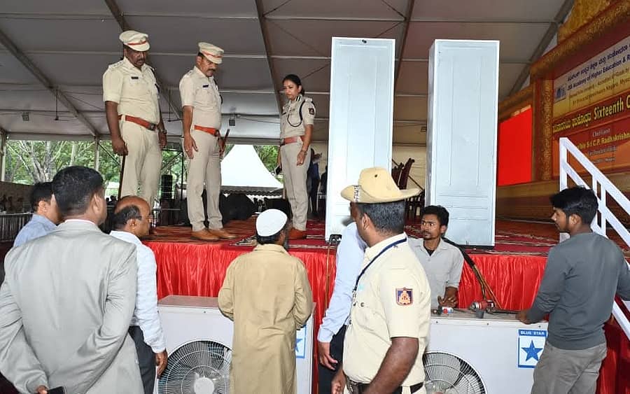 ಮೈಸೂರಿನ ಜೆಎಸ್‌ಎಸ್‌ ಡೆಂಟಲ್ ಕಾಲೇಜಿಗೆ ನಗರ ಪೊಲೀಸ್‌ ಆಯುಕ್ತೆ ಸೀಮಾ ಲಾಟ್ಕರ್ ಭೇಟಿ ನೀಡಿ ಆಡಳಿತ ಮಂಡಳಿಯ ಅಧಿಕಾರಿಗಳೊಂದಿಗೆ ಸ್ಥಳ ಪರಿಶೀಲಿಸಿದರು