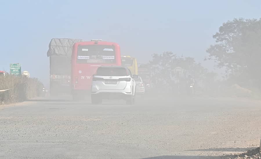 <div class="paragraphs"><p>ಹುಬ್ಬಳ್ಳಿ–ಧಾರವಾಡ ರಾಷ್ಟ್ರೀಯ ಹೆದ್ದಾರಿಯ ಬೈಪಾಸ್‌ ರಸ್ತೆಯ ತಾರಿಹಾಳ ಸಮೀಪ ಶನಿವಾರ ವಾಹನಗಳು ಸಂಚರಿಸಿದಾಗ ಆವರಿಸಿದ ದೂಳು </p></div>