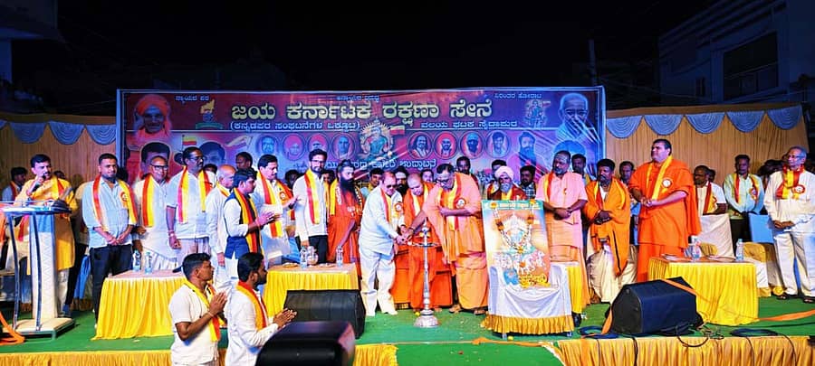 <div class="paragraphs"><p>ಸೈದಾಪುರ ಪಟ್ಟಣದಲ್ಲಿ ಜಯ ಕರ್ನಾಟಕ ರಕ್ಷಣಾ ಸೇನೆ ಹಮ್ಮಿಕೊಂಡಿದ್ದ ಕಲ್ಯಾಣ ಕರ್ನಾಟಕ ಗಡಿನಾಡು ಉತ್ಸವಕ್ಕೆ ಮಾಜಿ ಸಚಿವ ಹಾಗೂ ನಿಜಶರಣ ಅಂಬಿಗರ ಚೌಡಯ್ಯ ಅಭಿವೃದ್ಧಿ ನಿಗಮದ ಅಧ್ಯಕ್ಷ ಬಾಬುರಾವ ಚಿಂಚನಸೂರ ಚಾಲನೆ ನೀಡಿದರು</p></div>