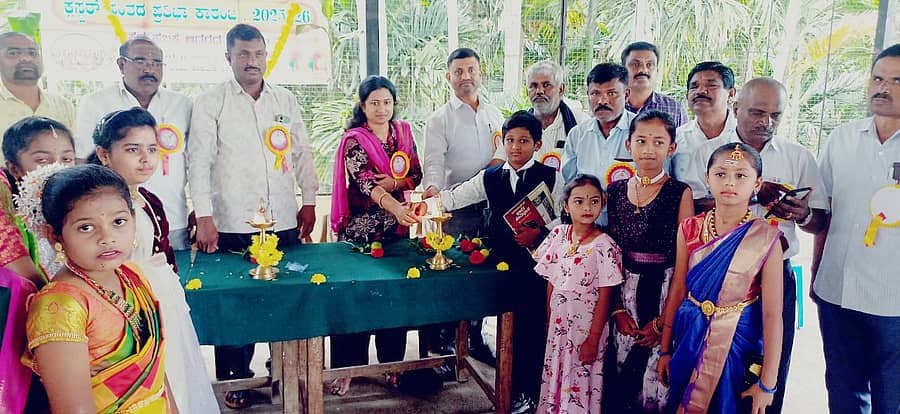 <div class="paragraphs"><p>ರಾಮನಗರ ತಾಲ್ಲೂಕಿನ ಸುಗ್ಗನಹಳ್ಳಿ ಸರ್ಕಾರಿ ಪ್ರಾಥಮಿಕ ಪಾಠ ಶಾಲೆ ಆವರಣದಲ್ಲಿ ಕ್ಲಸ್ಟರ್ ಮಟ್ಟದ ಪ್ರತಿಭಾ ಕಾರಂಜಿ ಮತ್ತು ಕಲೋತ್ಸವ ಕಾರ್ಯಕ್ರಮವನ್ನು ಸುಗ್ಗನಹಳ್ಳಿಯ ಗ್ರಾಮ ಪಂಚಾಯಿತಿ ಅಧ್ಯಕ್ಷೆ ಅರ್ಪಿತ ಹರೀಶ್ ಕುಮಾರ್ ಉದ್ಘಾಟಿಸಿದರು.</p></div>