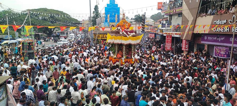 ಕುಶಾಲನಗರದಲ್ಲಿ ಶನಿವಾರ ಗಣಪತಿ ದೇವಾಲಯದ ವಾರ್ಷಿಕ ರಥೋತ್ಸವ ಸಹಸ್ರಾರು ಭಕ್ತರ ಸಮ್ಮುಖದಲ್ಲಿ ವಿಜೃಂಭಣೆಯಿಂದ ನಡೆಯಿತು 