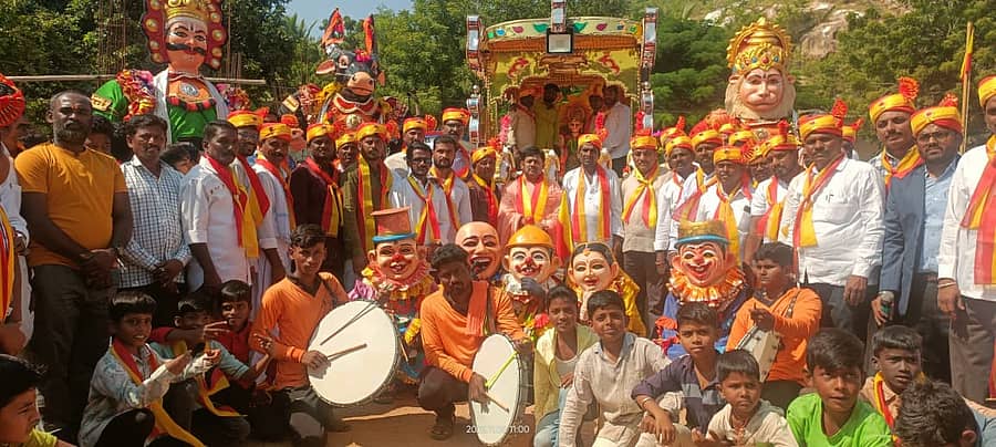 ಕವಿತಾಳದಲ್ಲಿ ಶನಿವಾರ ಭುವನೇಶ್ವರಿ ಮೂರ್ತಿ ಮೆರವಣಿಗೆಗೆ ಕಲ್ಮಠದ ಅಭಿವನ ಸಿದ್ದಲಿಂಗ ಸ್ವಾಮೀಜಿ ಚಾಲನೆ ನೀಡಿದರು.