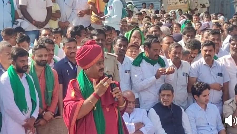 ಮೂಡಲಗಿ ತಾಲ್ಲೂಕಿನ ಗುರ್ಲಾಪುರ ಕ್ರಾಸ್ದಲ್ಲಿ ಕಬ್ಬಿನ ದರ ನಿಗದಿಯ ಸರ್ಕಾರದ ಆದೇಶ ಪತ್ರ ಸ್ವೀಕರಿಸಿ ವಿಜಯೋತ್ಸವ ಆಚರಣೆಯ ಕಾರ್ಯಕ್ರಮದಲ್ಲಿ ಮುಗಳಖೋಡ ಮಠದ ಮುರುಘರಾಜೇಂದ್ರ ಸ್ವಾಮೀಜಿ ಮಾತನಾಡಿದರು