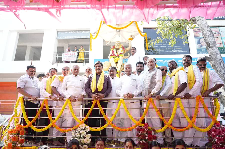 ಗಂಗಾವತಿ ನಗರದ ಶ್ರೀಕನಕದಾಸರ ವೃತ್ತದಲ್ಲಿ ಶನಿವಾರ ವಿಶ್ವಚೇತನ ಶ್ರೀಕನಕದಾಸರ ಜಯಂತಿ ಉತ್ಸವ ನಡೆಯಿತು.