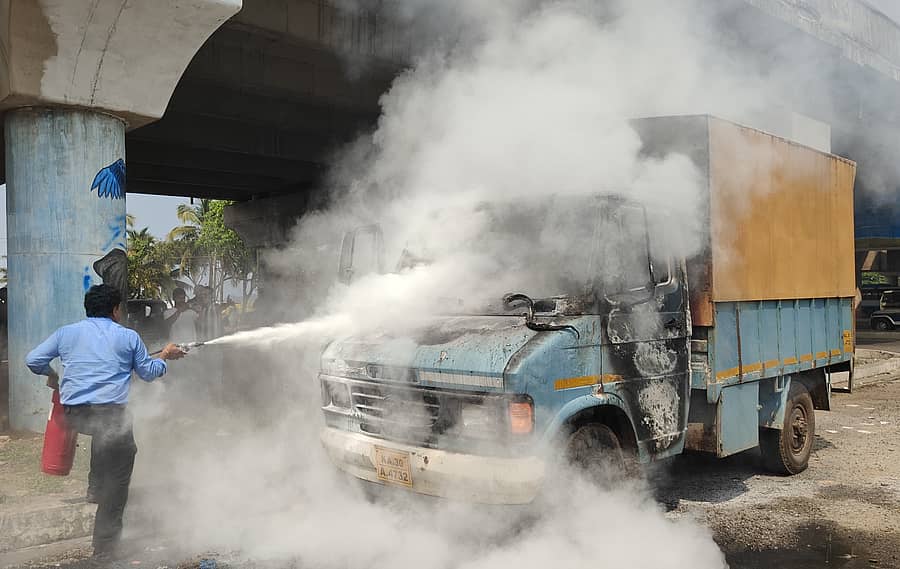 ಕಾರವಾರದ ಬಿಲ್ಟ್ ವೃತ್ತದ ಬಳಿ ಗೂಡ್ಸ್ ವಾಹನಕ್ಕೆ ಹೊತ್ತಿಕೊಂಡಿದ್ದ ಬೆಂಕಿ ನಂದಿಸಲು ಸ್ಥಳೀಯರೊಬ್ಬರು ಪ್ರಯತ್ನಿಸಿದರು.