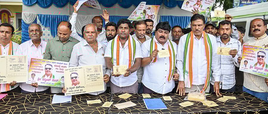 <div class="paragraphs"><p>ಶಾಸಕ ತನ್ವೀರ್ ಸೇಠ್ಗೆ ಸಚಿವ ಸ್ಥಾನ ನೀಡುವಂತೆ ಆಗ್ರಹಿಸಿ ಕಾಂಗ್ರೆಸ್ ಕಾರ್ಯಕರ್ತರು ಮೈಸೂರಿನ ಗಾಂಧಿ ಚೌಕ ಬಳಿ ಪತ್ರ ಚಳುವಳಿ ನಡೆಸಿದರು</p></div>