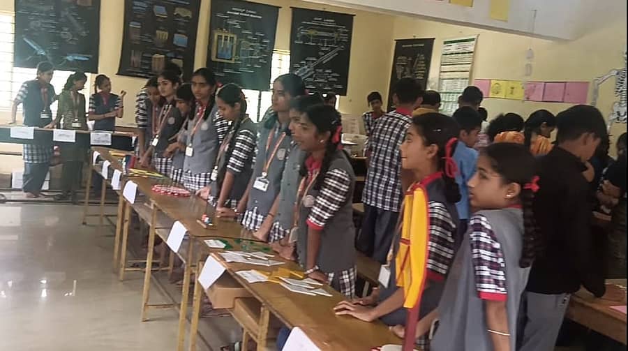 ಹೆತ್ತೂರು ಕರ್ನಾಟಕ ಪಬ್ಲಿಕ್ ಶಾಲೆಯ ಪ್ರೌಢಶಾಲಾ ವಿಭಾಗದ ವಿದ್ಯಾರ್ಥಿಗಳು ವಿಜ್ಞಾನ, ಗಣಿತ ವಸ್ತು ಪ್ರದರ್ಶನದಲ್ಲಿ ಪಾಲ್ಗೊಂಡರು